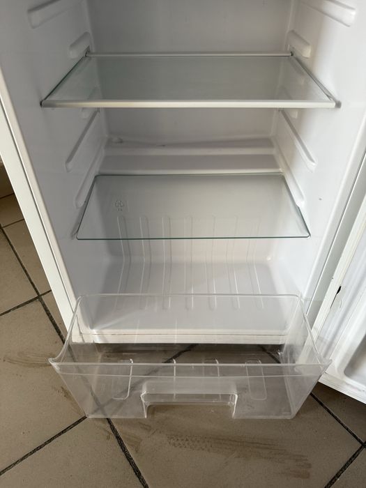 Холодильник з морозильною камерою