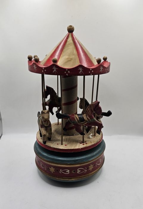 Stara pozytywka karuzela i konie