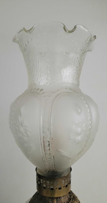 Efektowna lampa stołowa