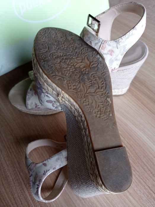 Sandały na koturnie r.39