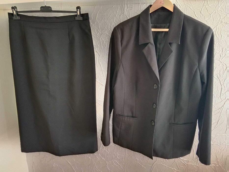 Damski czarny kostium rozmiar 44
