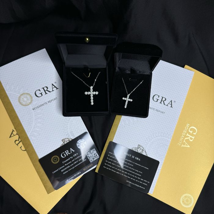Хрестик із муассанітами 1.1 та 3.3 ct