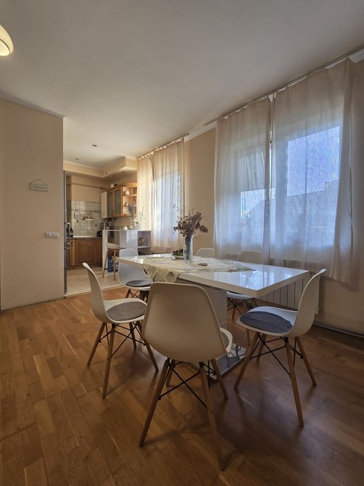 Продаж будинку-напівособняка розташований в спокійному районі міста