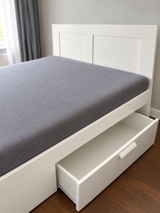 Łóżko 160x200 IKEA wraz z stelarzem i zagłówkiem (bez materaca). Stan bardzo dobry.