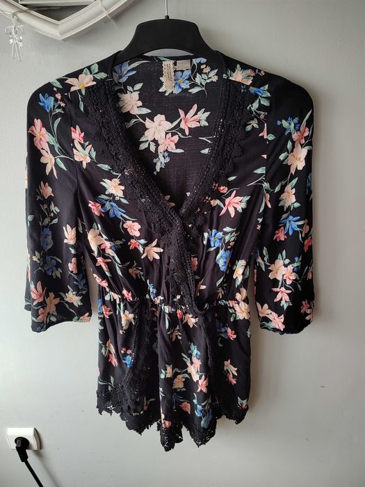 Letni krótki kombinezon w kwiaty z koronką r. S