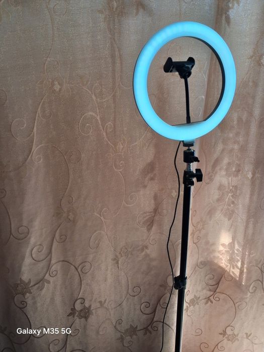 Кільцева лампа зі штативом