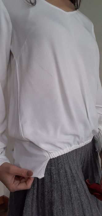 White v-neck blouse with cequins Biała elegancka bluzka z cekinami
