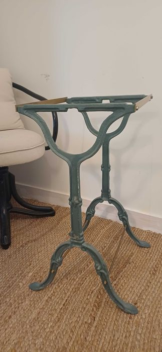 Stolik/Żeliwny odlew/podstawa pod umywalkę