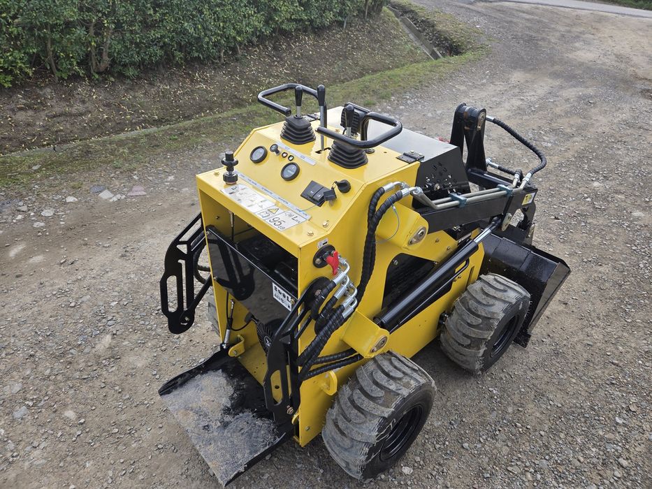 Miniładowarka Skid-Steer na kołach 4x4 ##nie.bobcat.avant#