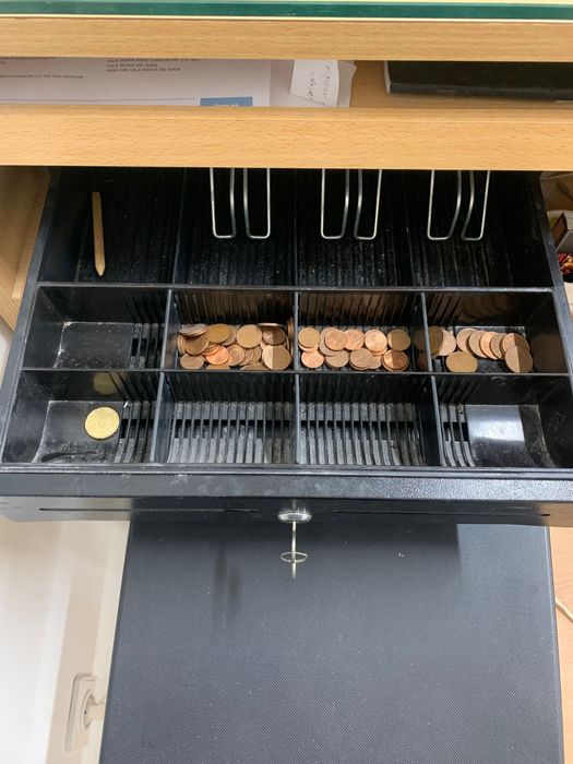 Balcão loja em madeira + cadeira + caixa registadora