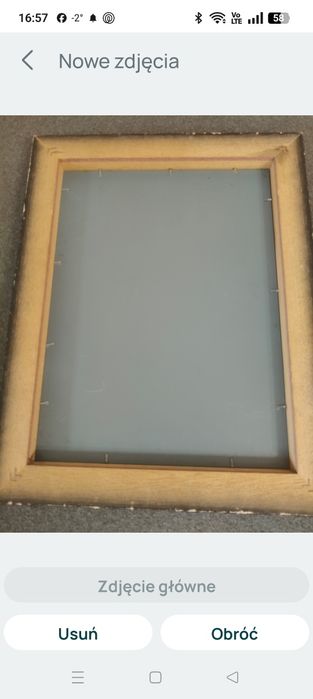 Kryształowe lustro w drewnianej ramie.