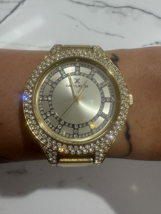 Piękny złoty zegarek z cyrkoniami