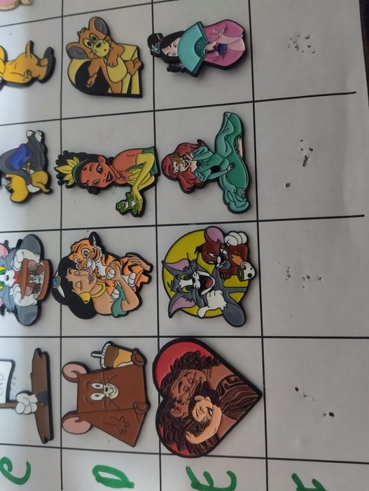 Pins de banda desenhada