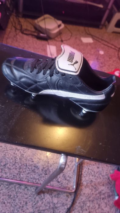 Bota n 40/1/2 pe direito  puma assinada  pelo maradona  e  certificado