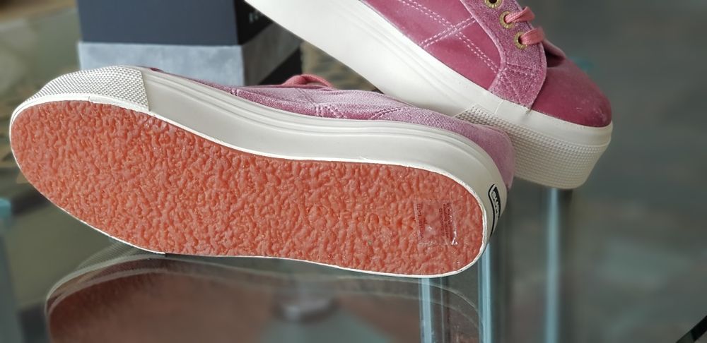 Sprzedam snakersy nowe