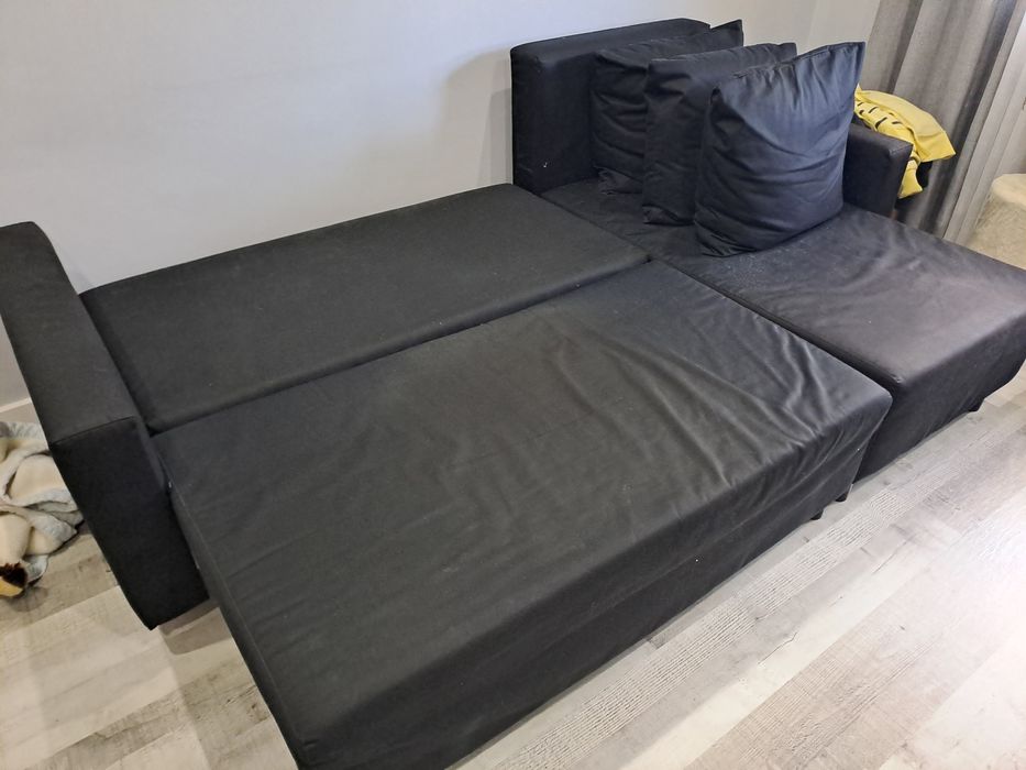 Sofá preto bem estimado