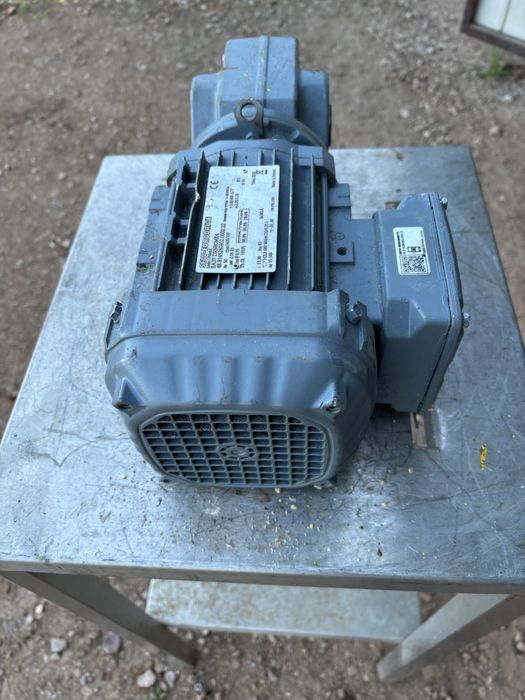 Motoreduktor 0,55  kw  107 obr