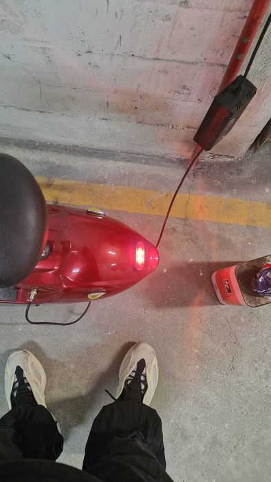 Mini scooter Elétrica Retro Vermelha a Funcionar – precisa de baterias