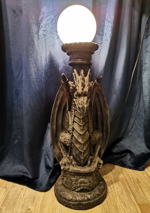 Lampa stojąca czarny smok wys. 70 cm, z żywicy, stan idealny.