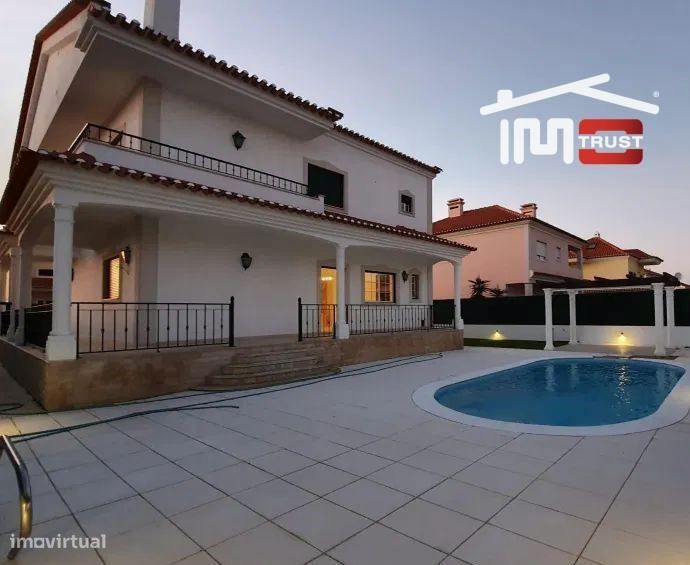 Moradia T4 Tradicional com Piscina e Jardim Privado na Atalaia, Mon...