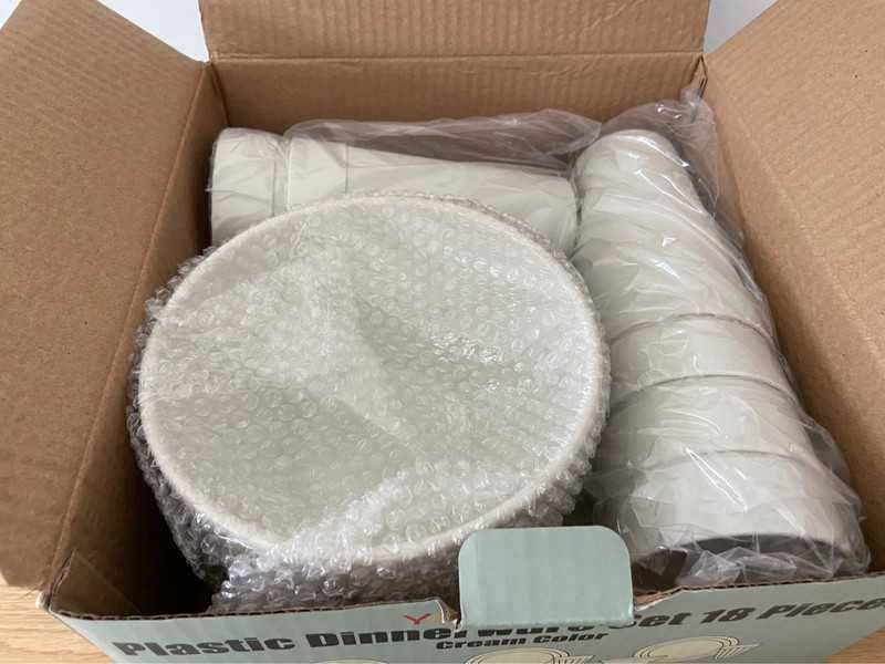 18-Piece Plastic Tableware Set - New423212233912504321