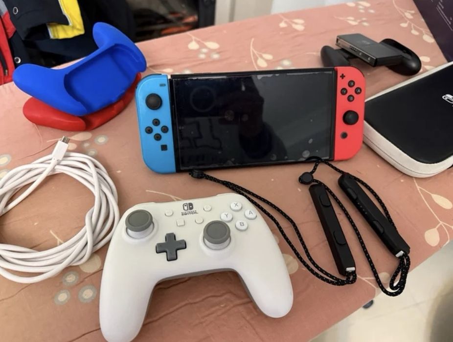 Nintendo Switch Oled + 3 Jogos + Comando extra