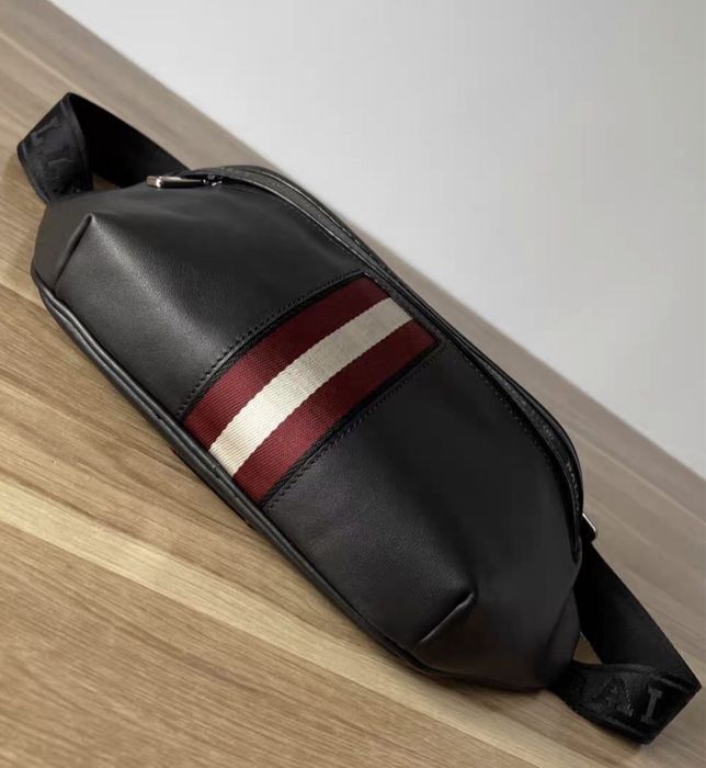 Шкіряна бананка bally поясна сумка