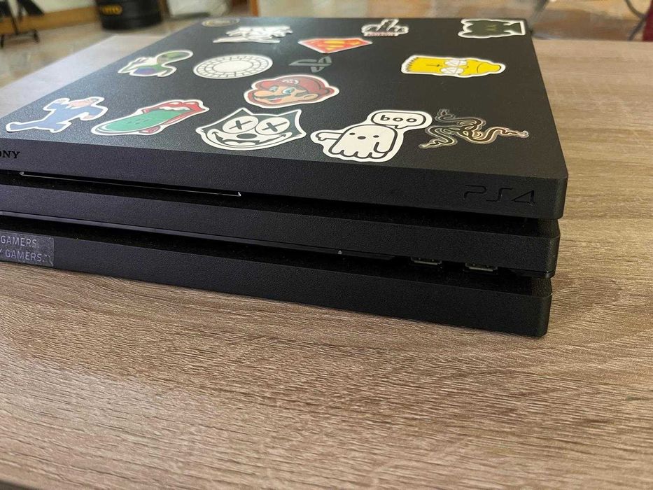 PS4 Pro 1 TB c/ caixa original + 2 comandos + Óculos PS4 VR