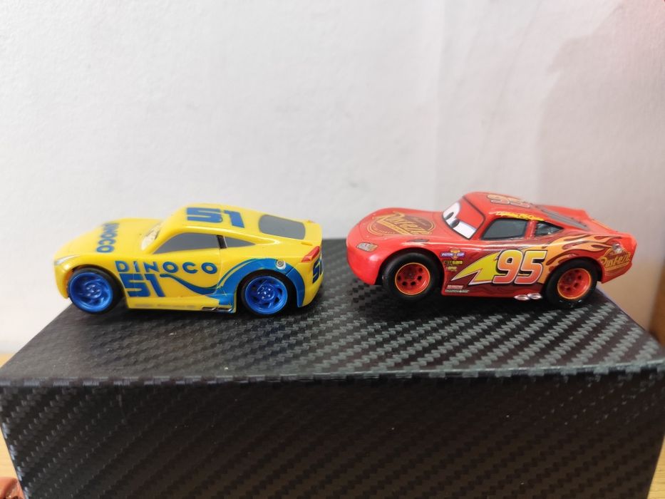 Carro Carrera Faísca lightning McQueen Dinoco