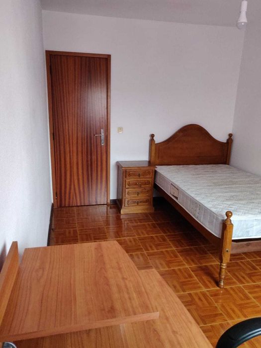 Alugo quarto individual a rapaz a 5 minutos da universidade de aveiro