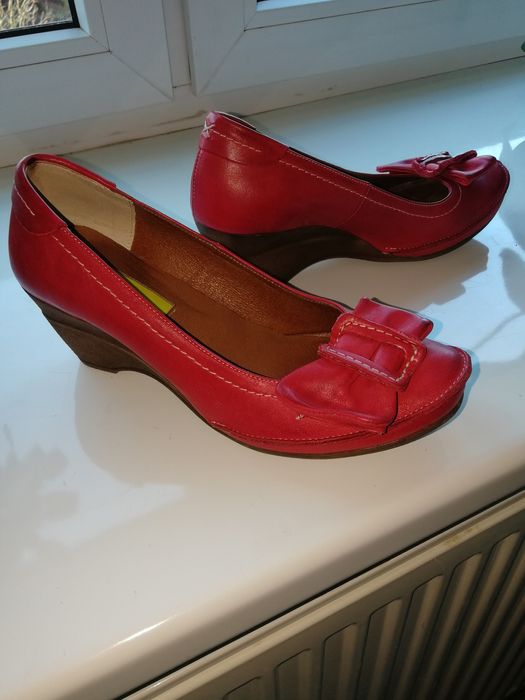 Buty skórzane, czółenka na koturnie