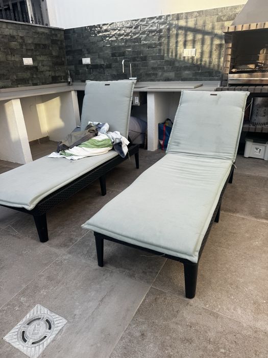 Esperguiçadeiras / camas de piscina (2 unidades)