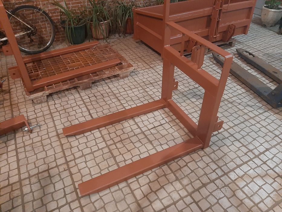 Porta paletes com grade de proteção para trator