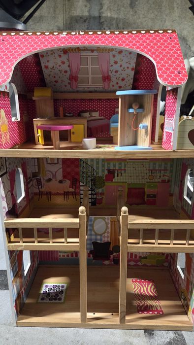 Drewniany domek dla lalek z pojedynczymi meblami (odbiór osobisty!)