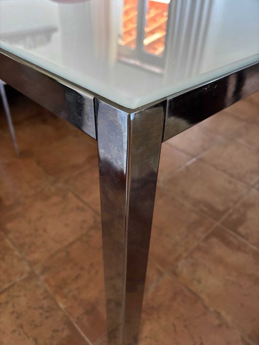 Mesa de jantar - estrutura de metal e superfície brilhante