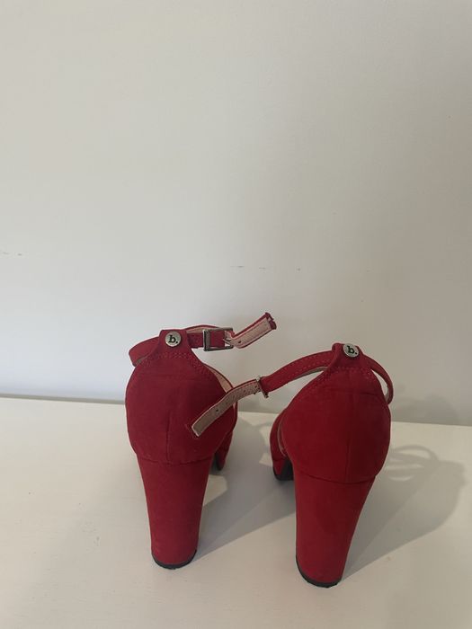 Czerwone buty zamszowe