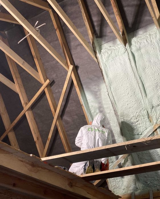 Ocieplenie poddasza pianą PUR, ocieplanie pianką PUR, hydroizolacja i naprawa dachu membraną