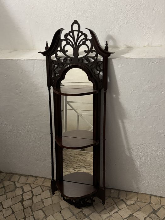 Estante de parede em madeira e espelhada