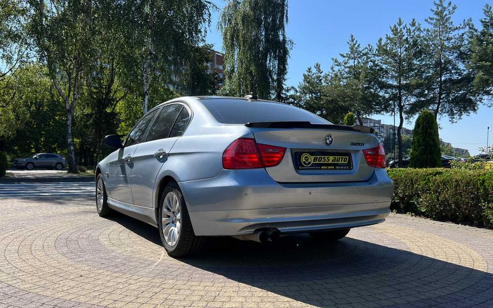 BMW 320 I 2009 року