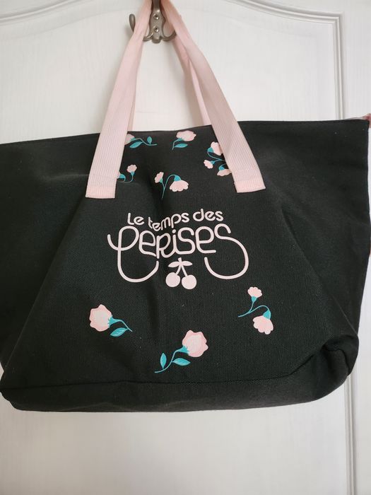 Torba  czarna zamykana zamkiem.