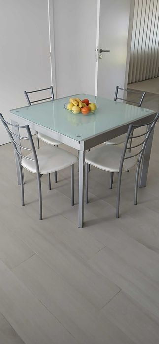 mesa de jantar extensível / com 4 cadeiras