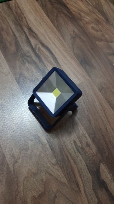 Фонарь-прожектор