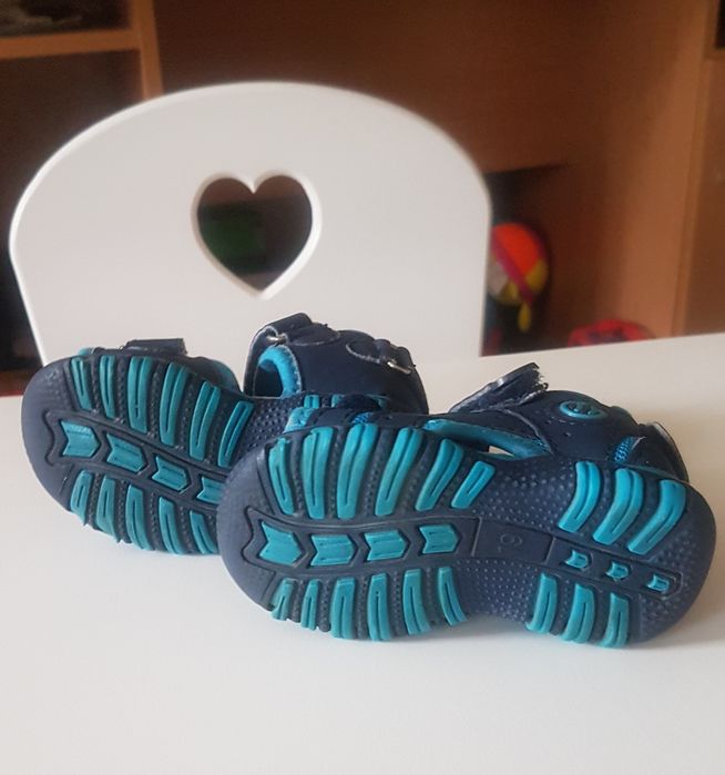 Продам детские босоножни р.19