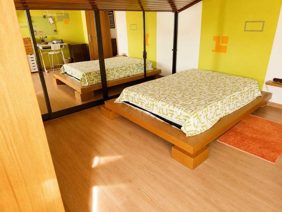Moradia isolada com dois pisos em terreno 528m2