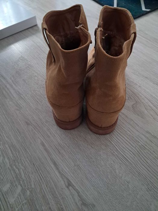Botki na koturnie