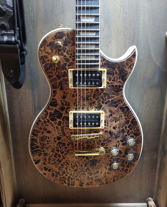 Vendo guitarra personalizada peça única com o tema Skulls in the night