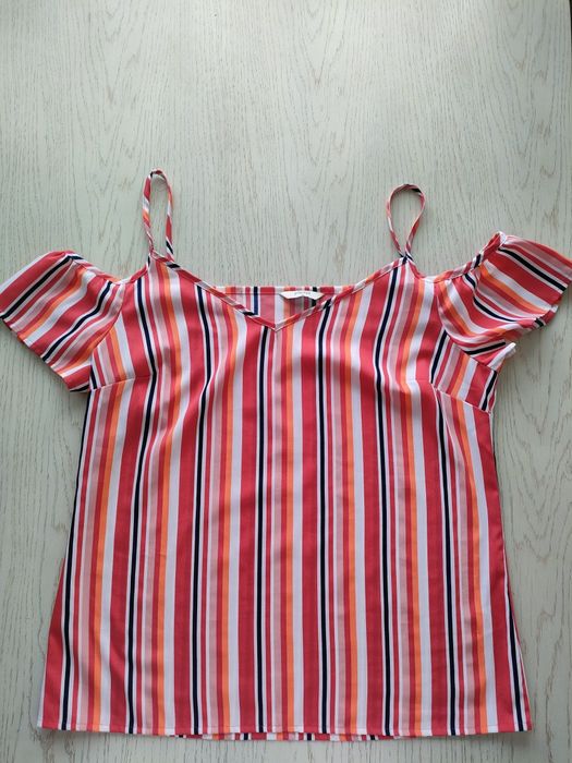 Letnia bluzka z dekoltem