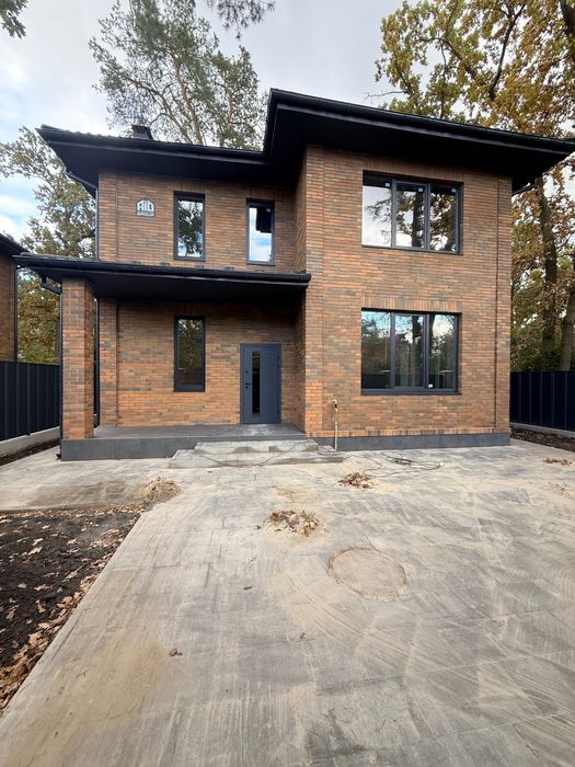 Продам Капітальний Будинок поруч з Університетом. Розвинена Локація.