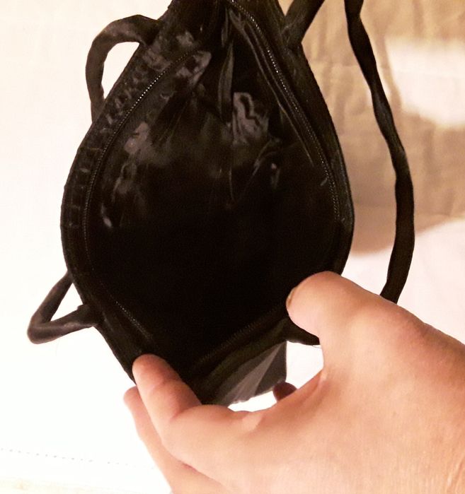 Bolsa ou mala de mão preta com aplicação circular vermelha