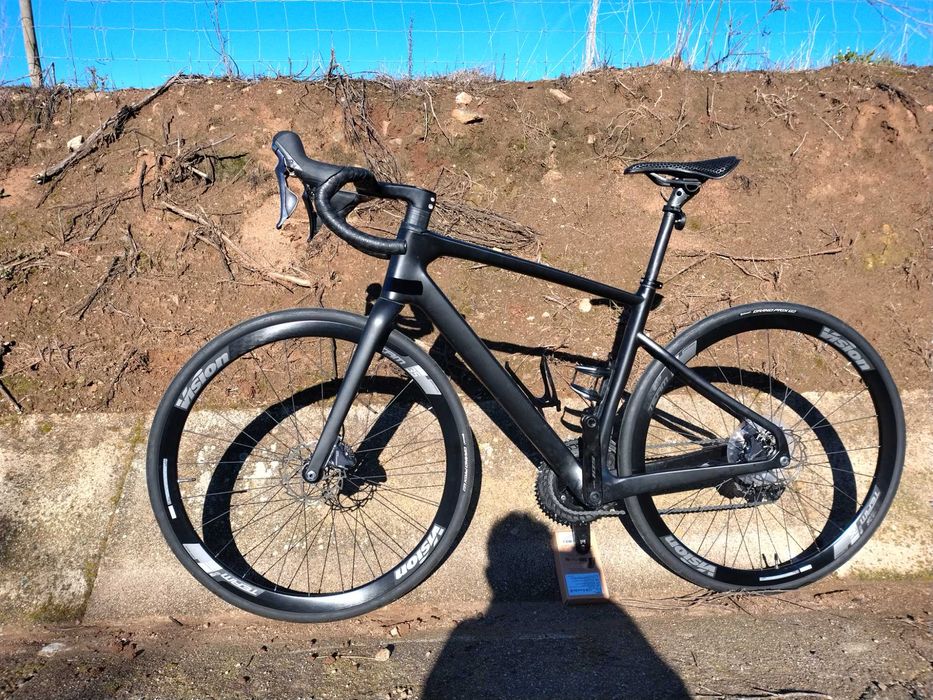 Bicicleta em carbono estrada ou gravel